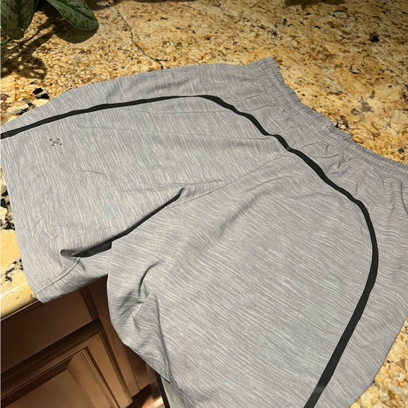 Lululemon shorts men - Picture 2 of 2